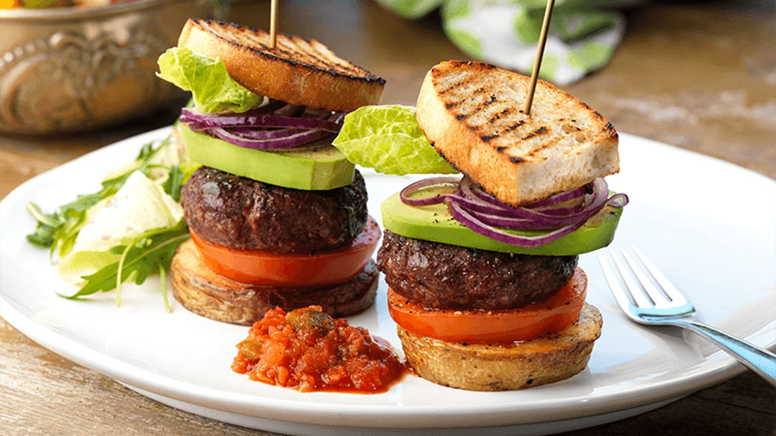 Taco burger med avokado, tomat og ristet landbrød